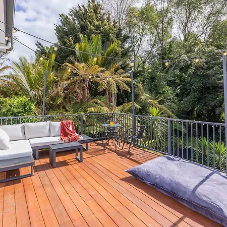 Unwind In Style- Deck With Lush Green Backdrop Hamilton Exterior photo