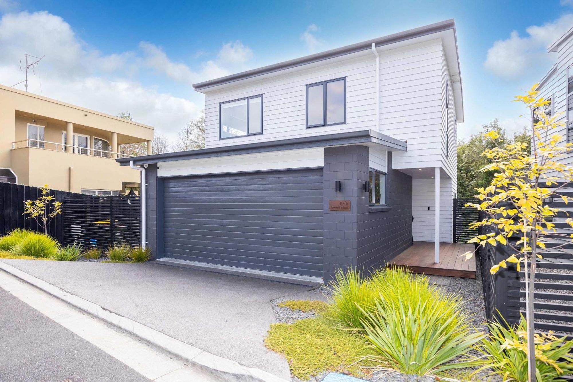 Unwind In Style- Deck With Lush Backdrop Holiday home *