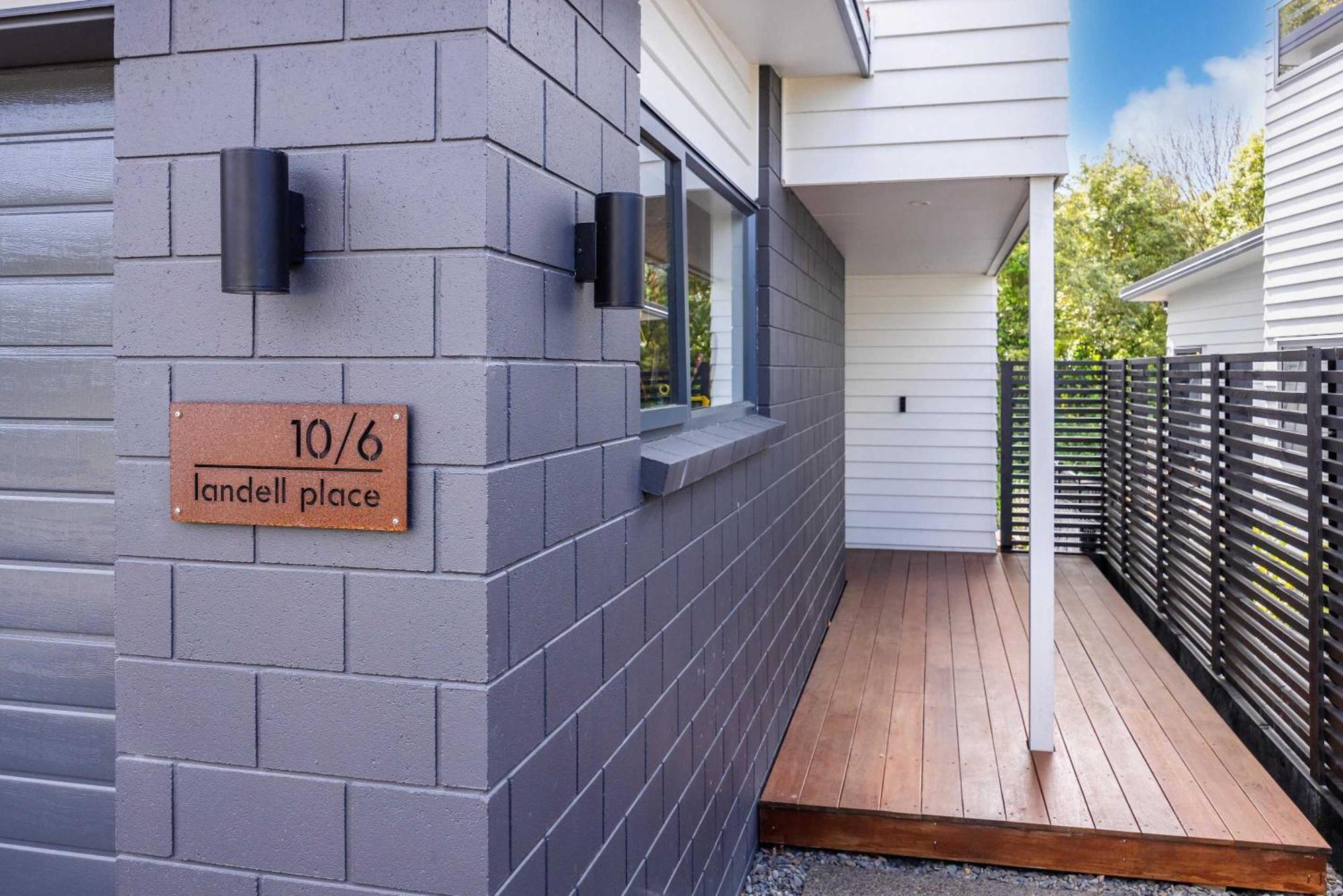 Holiday home Unwind In Style- Deck With Lush Backdrop