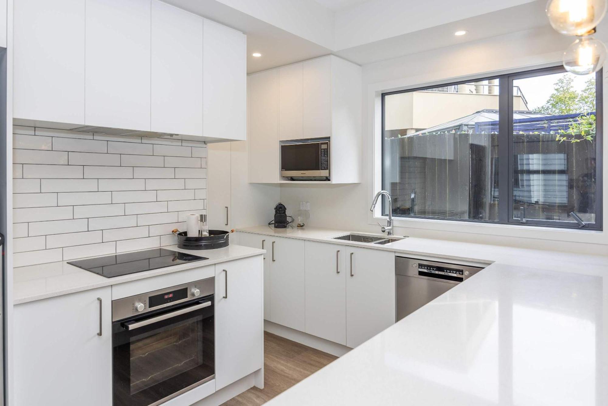 Unwind In Style- Deck With Lush Backdrop Holiday home Hamilton