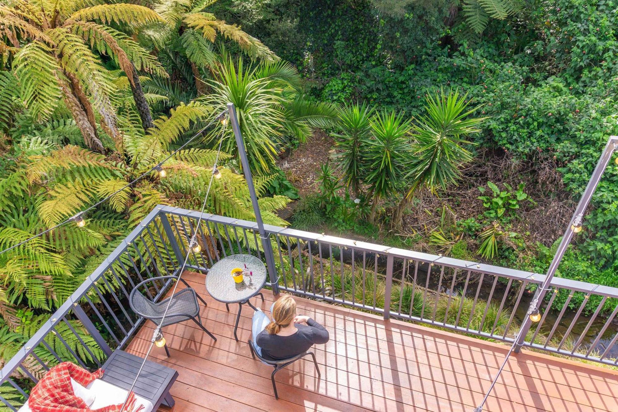 Unwind In Style- Deck With Lush Backdrop Holiday home